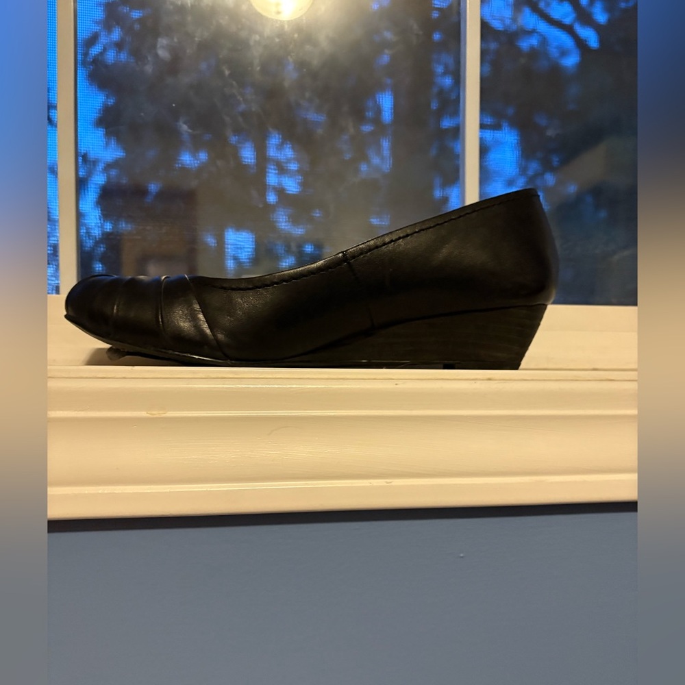 Black low profile wedge